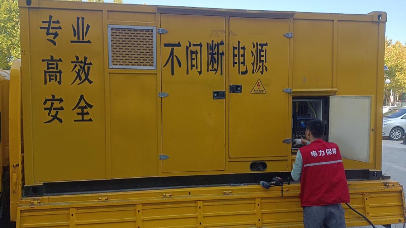 自流井柴油发电机组和UPS电源配合使用时，如何避免切换过程中的电力中断？